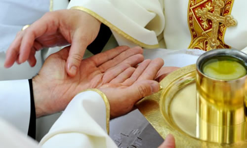 Les mains du prêtre (La révérence de saint François d'Assise envers les mains du prêtre) Sacrement-des-malades